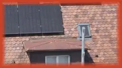 Ausschnitt vom Dach mit Solarpanel