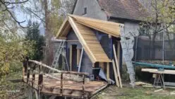 Gartenhaus von Vorne im Aufbau . Lassen Sie uns gemeinsam Ihr Zuhause gestalten!<br />