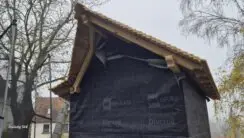 Gartenhaus mit Isolierung . Gartenhaus im Aufbau .