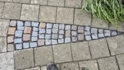 Terrasse Mosaik mit Bunten Pflastersteinen gereinigt. Bei DFT Rommel ist auch Ihre Terrasse kein Problem.