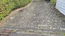 Terrasse vor der Reinigung,Terrassenweg ungereinigt