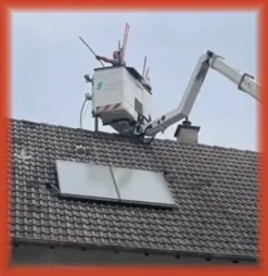 Vorbereitung zum Reinigen. Arbeiter auf Teleskopbühne.